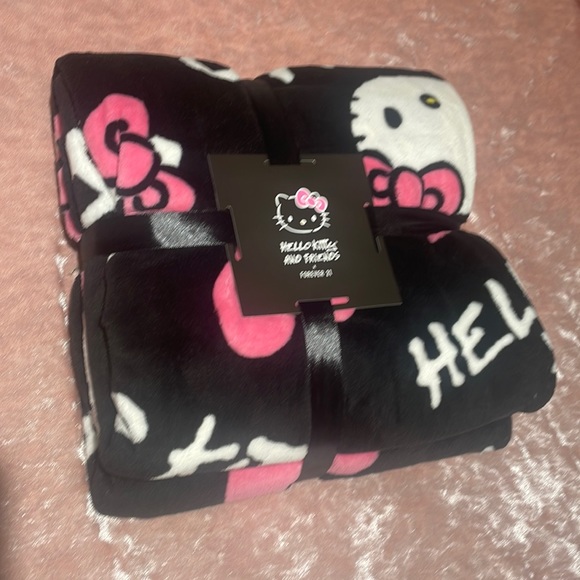 SOLD check page for new Hello Kitty 🫶 - Picture 2 of 2